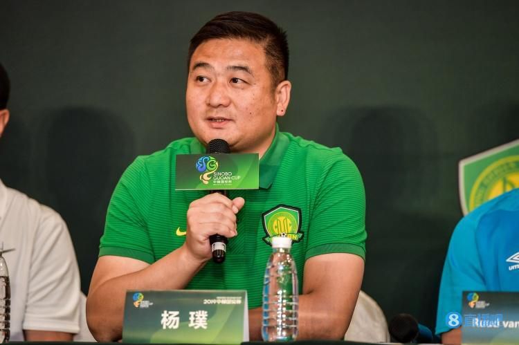 巴黎主席纳赛尔认为西蒙斯可以在球队中扮演重要角色，他让西蒙斯今夏回归巴黎，同时也是为姆巴佩的可能离队做准备。